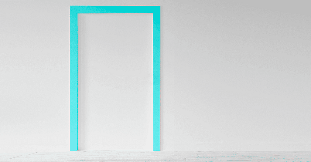 Ilustração retangular com fundo branco. Na parte esquerda e central da imagem há uma porta branca com batente azul claro.